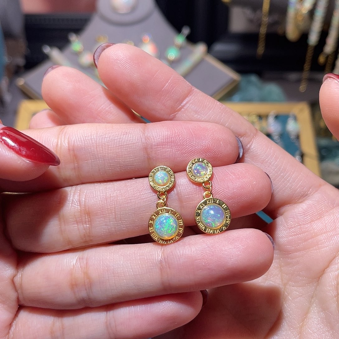 银S925镶嵌欧泊耳钉）小**?