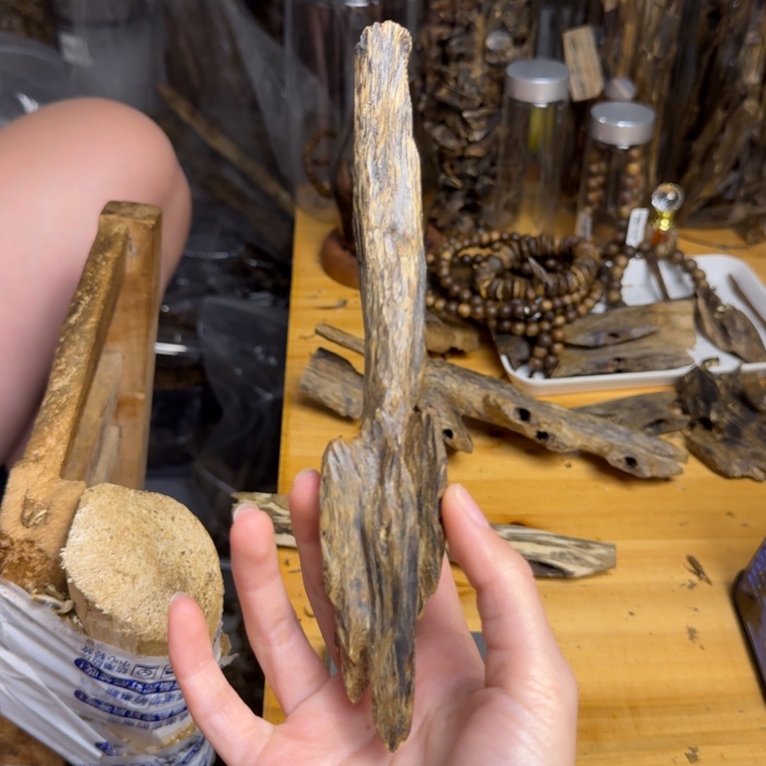 沉香沉香碎屑蓝宝石品种块料27克