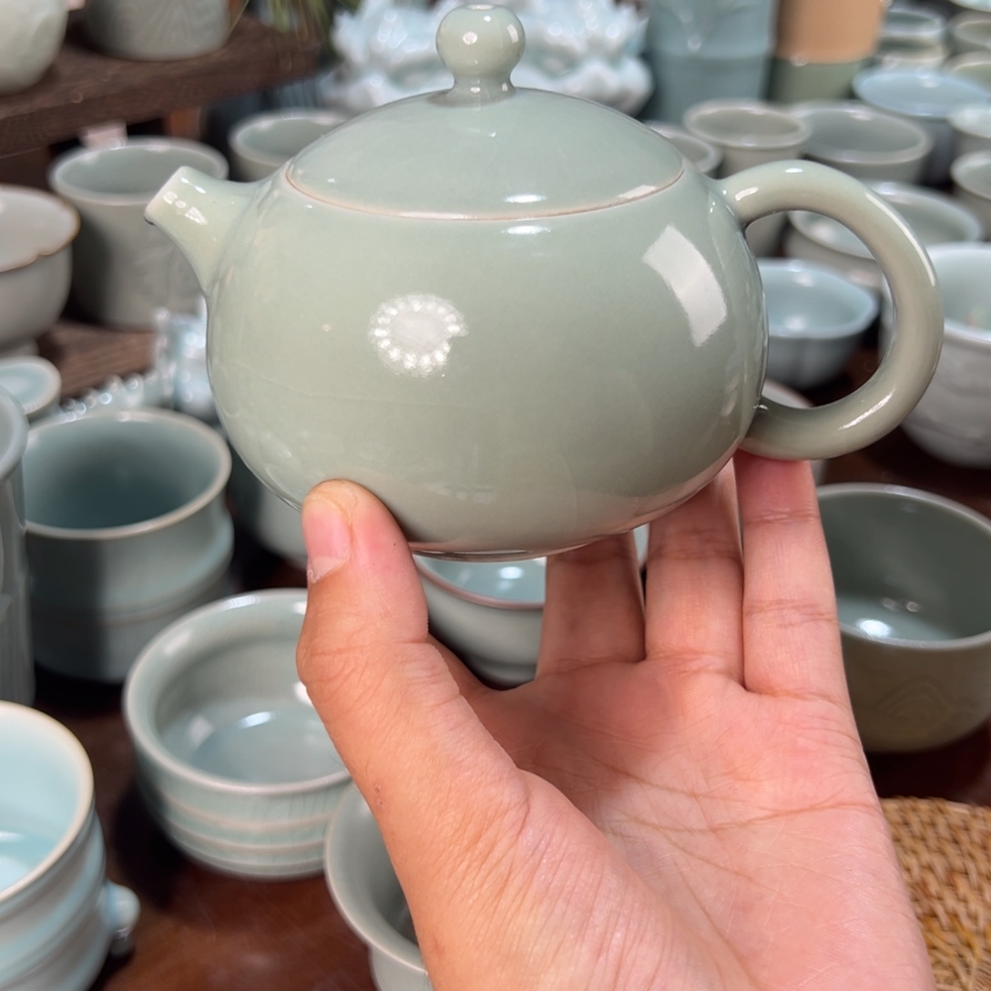 微瑕豆青西施壶。      