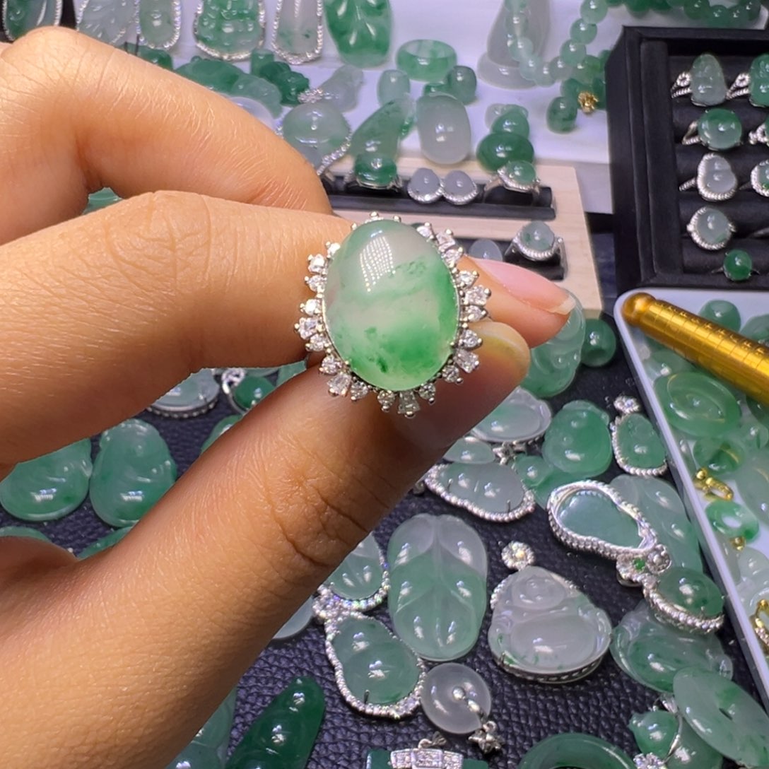 石英质玉（非洲翠）未镶嵌颈饰