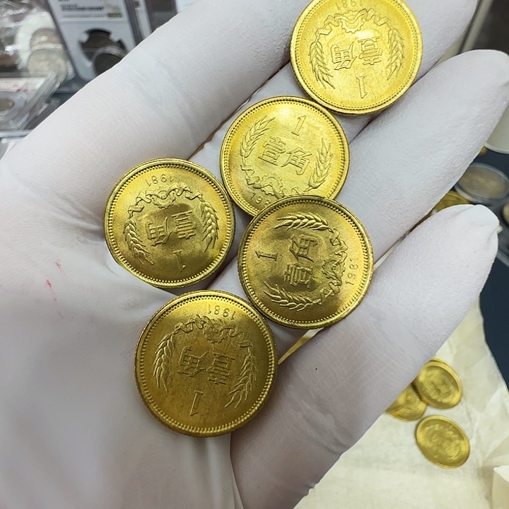 其他普通金属1981长城一角五枚扣盒