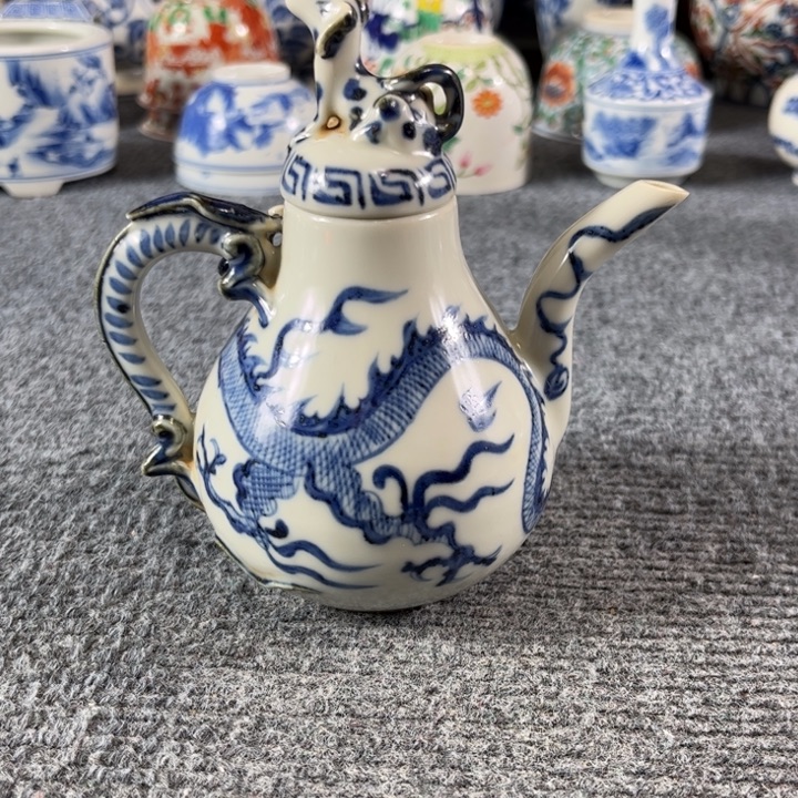 用***8瓷摆件一个青花的小壶壶