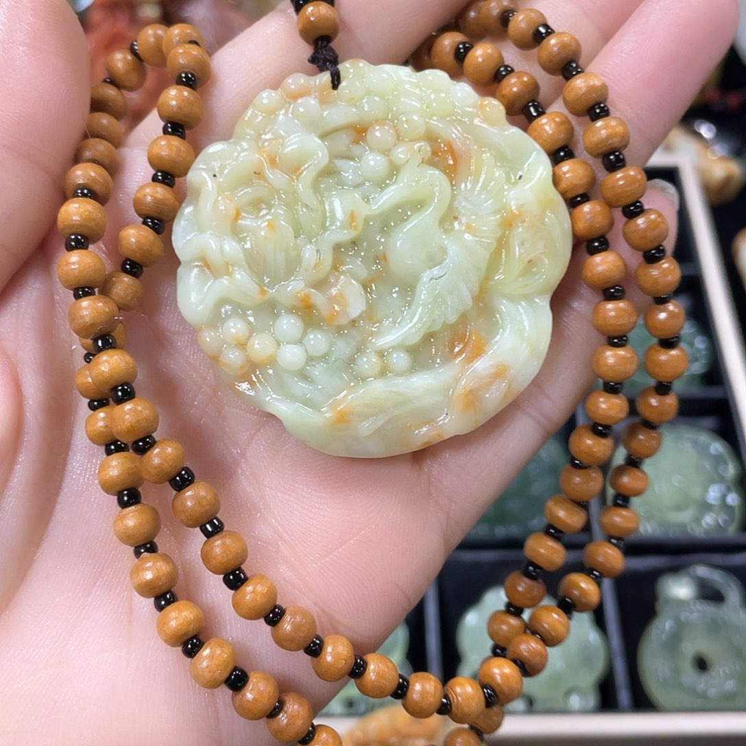 蛇纹石玉颈饰未镶嵌