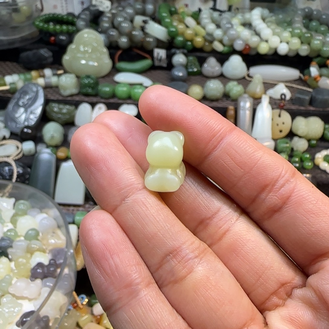 和田玉未镶嵌颈饰小熊