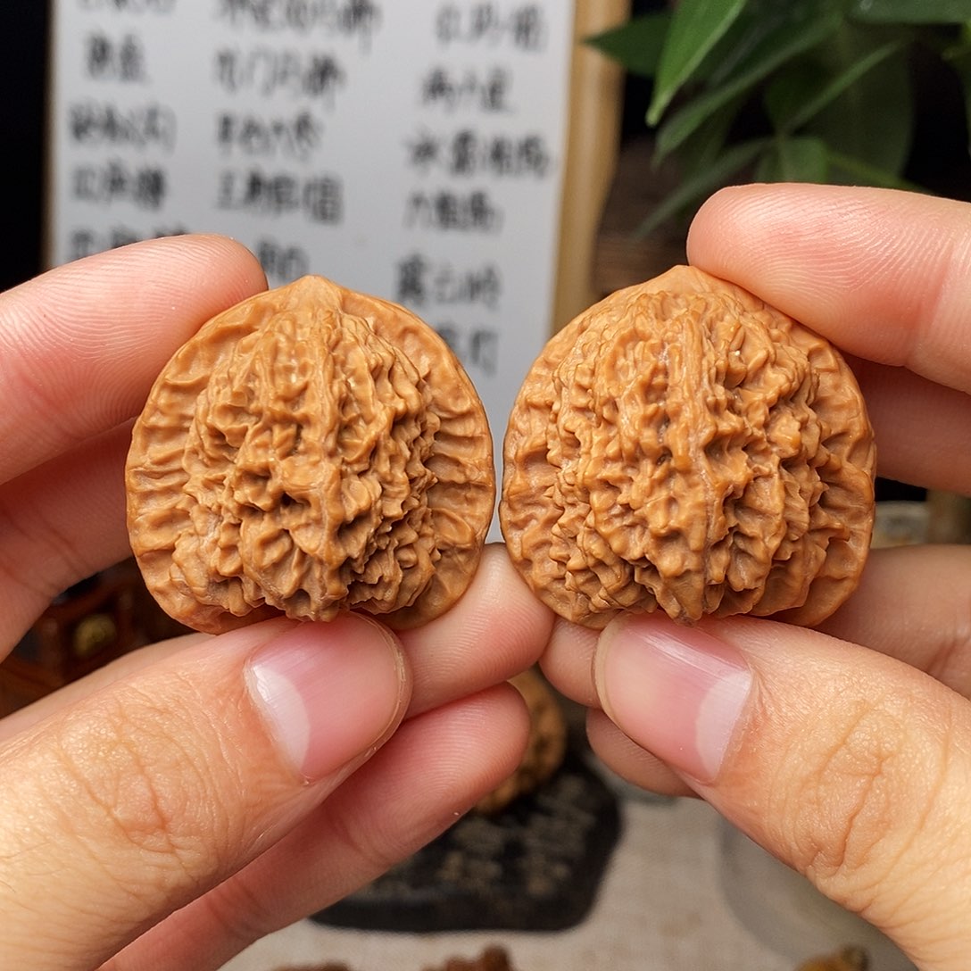 文玩核桃吊坠半月山