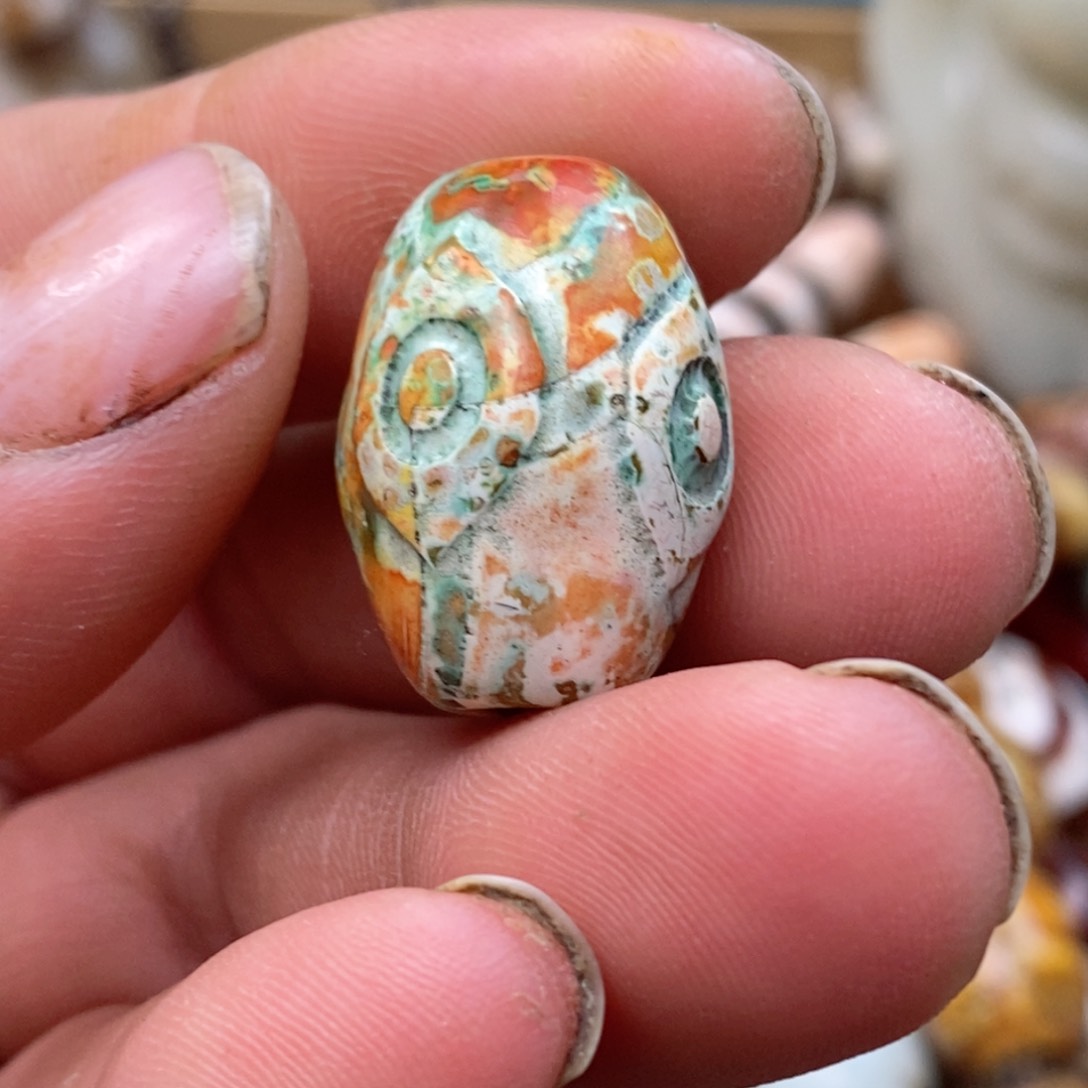 DIY琉璃珠子的颜色是蓝色的