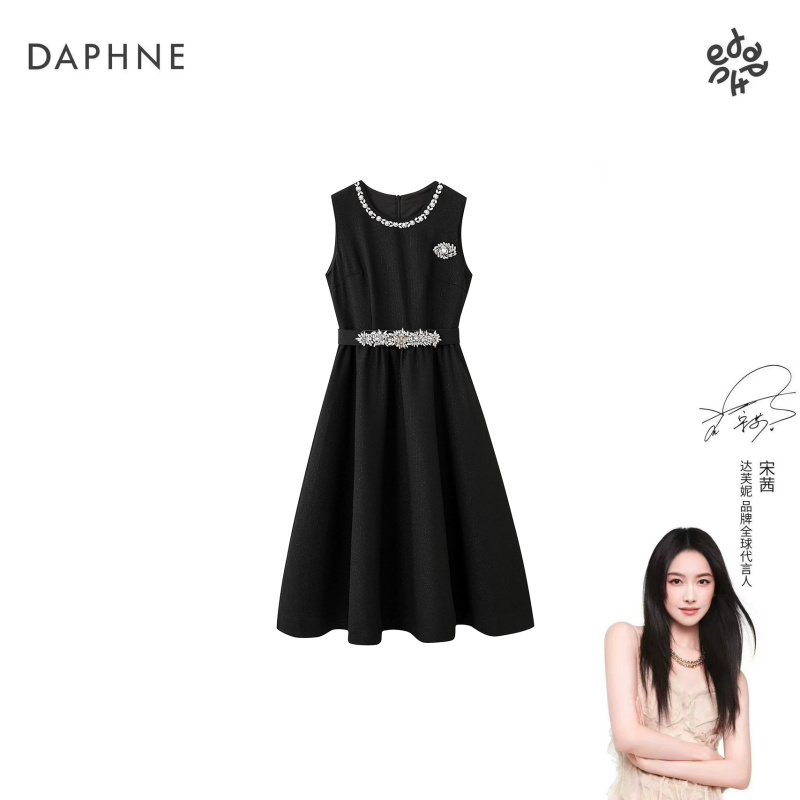 Daphne/达芙妮圆领法式小香重工钉钻无袖腰带修身气质百搭连衣裙