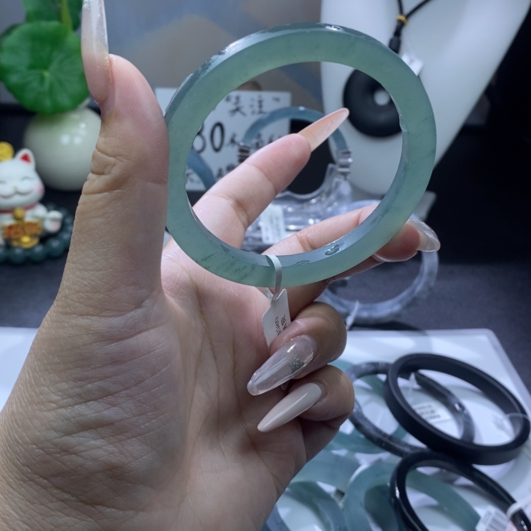 翡翠未镶嵌手镯葡萄肉飘花