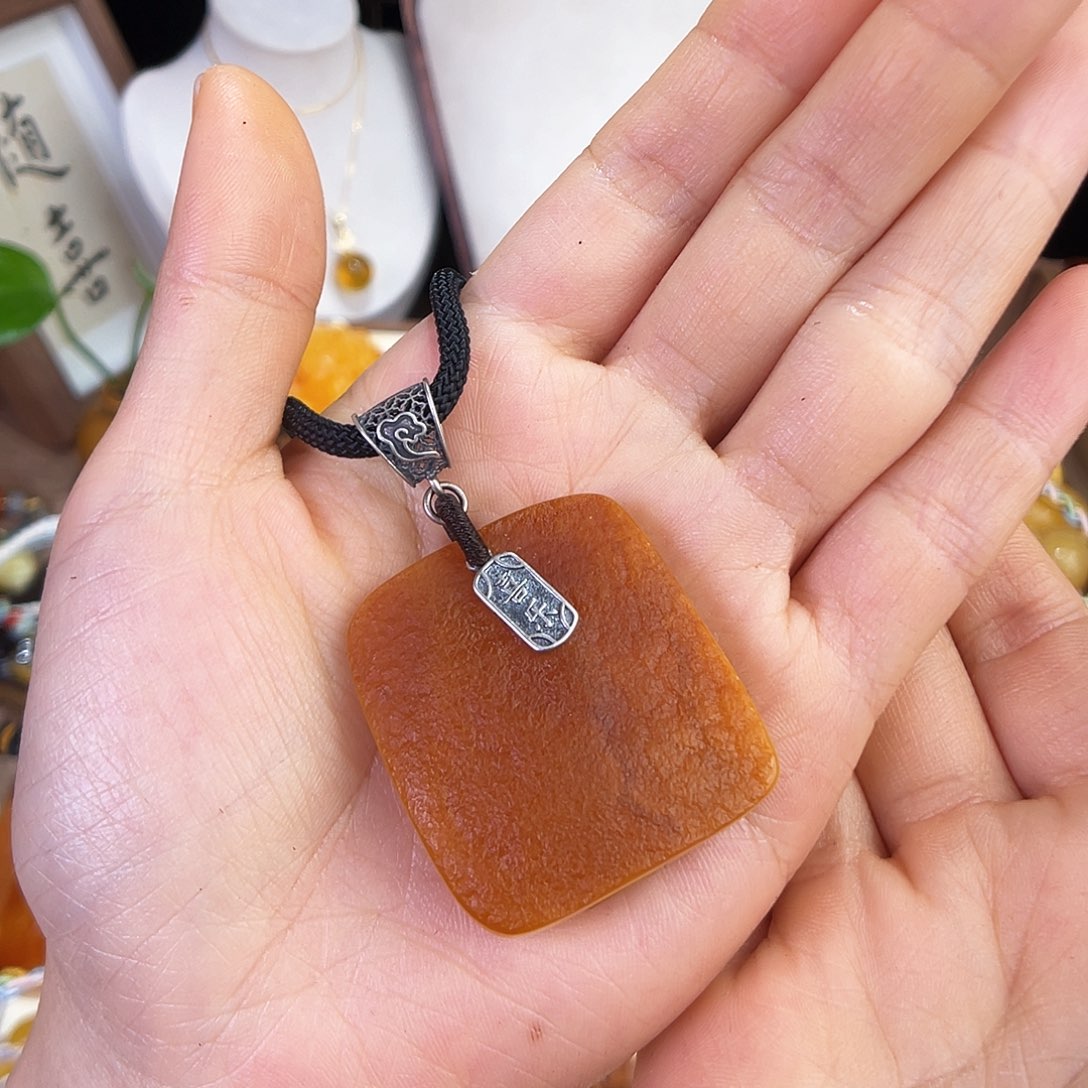 琥珀珠宝奇石未镶嵌刘*丝。