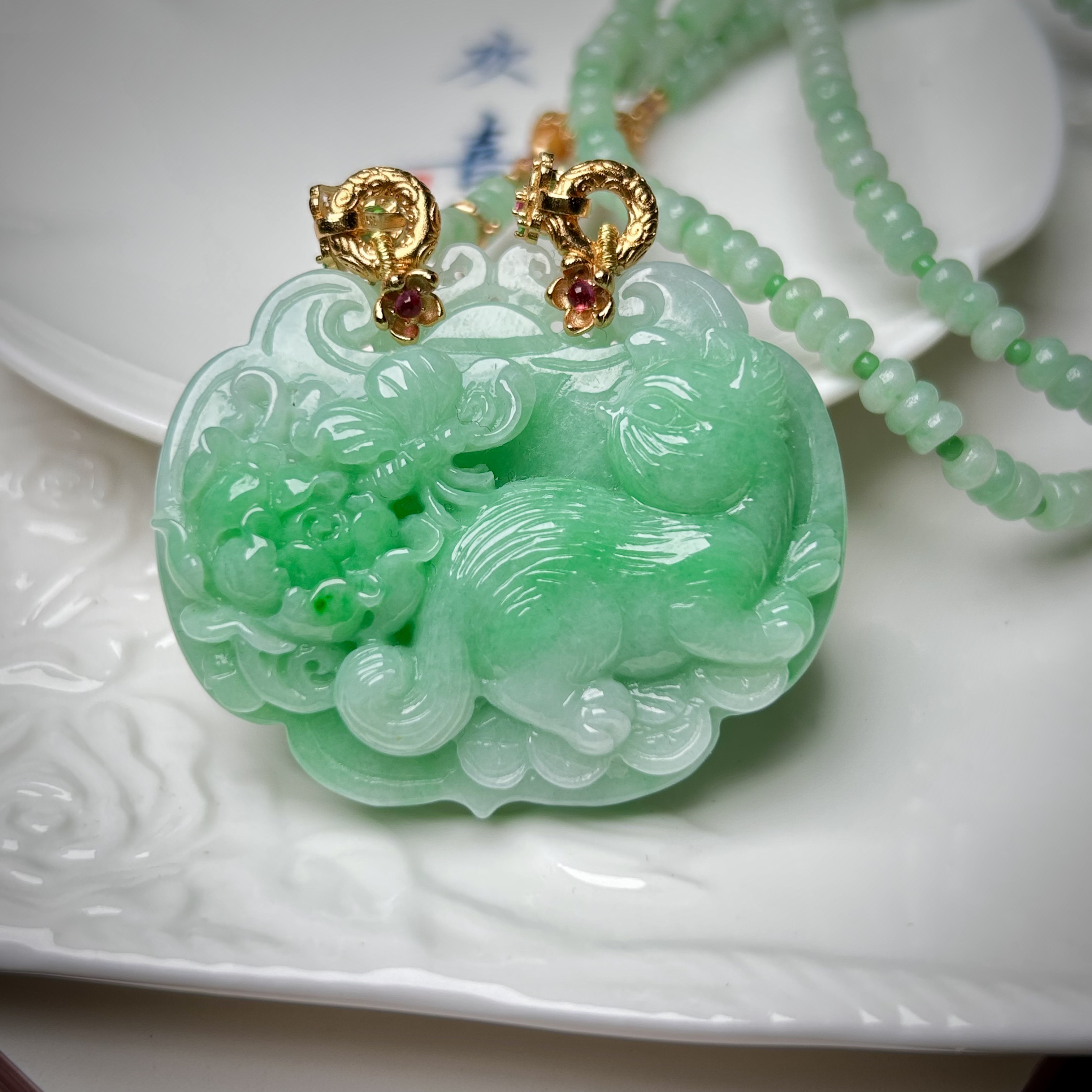 天然缅甸翡翠货A货白底青果阳绿色翡翠雕刻猫蝶吊坠挂件