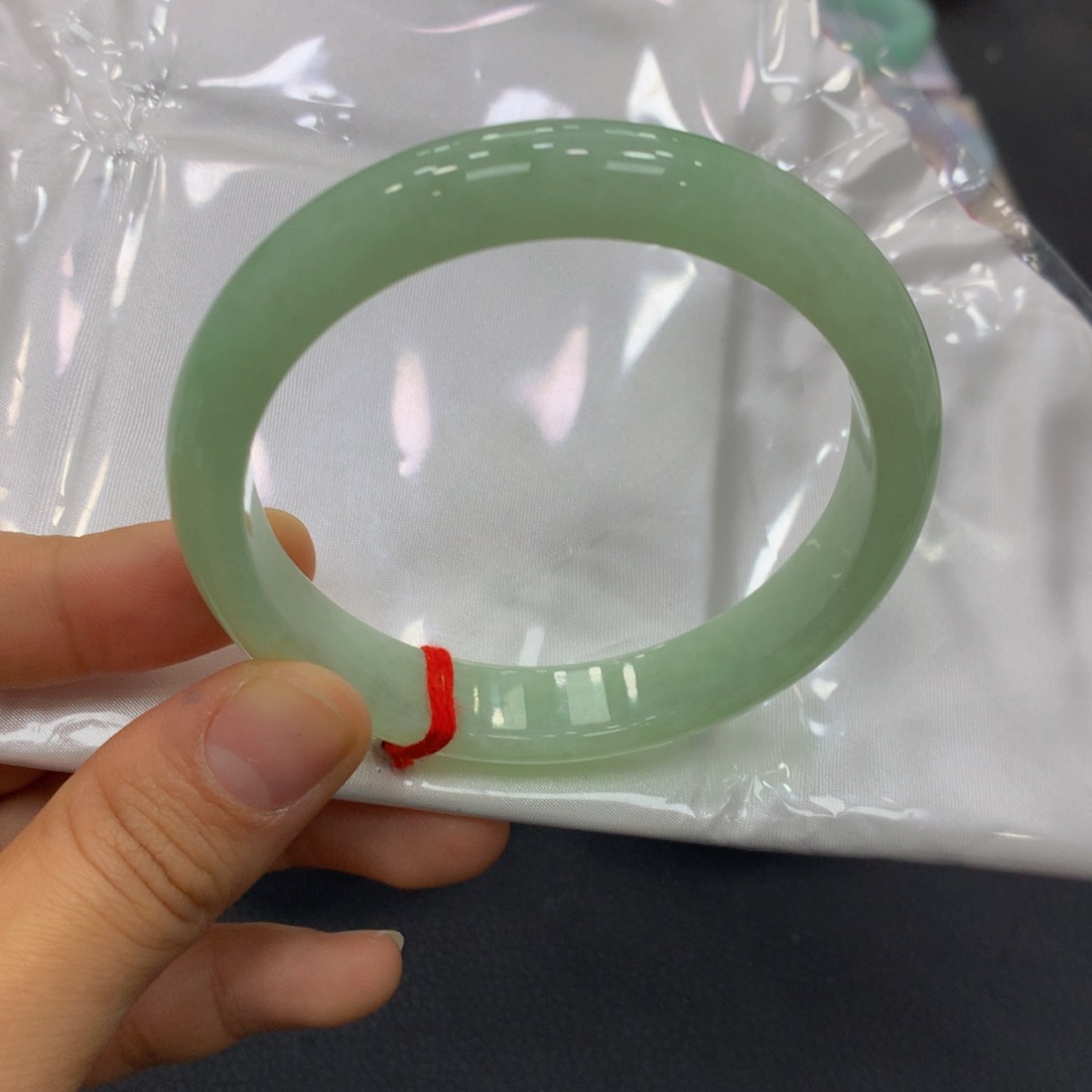 翡翠手镯未镶嵌翡翠