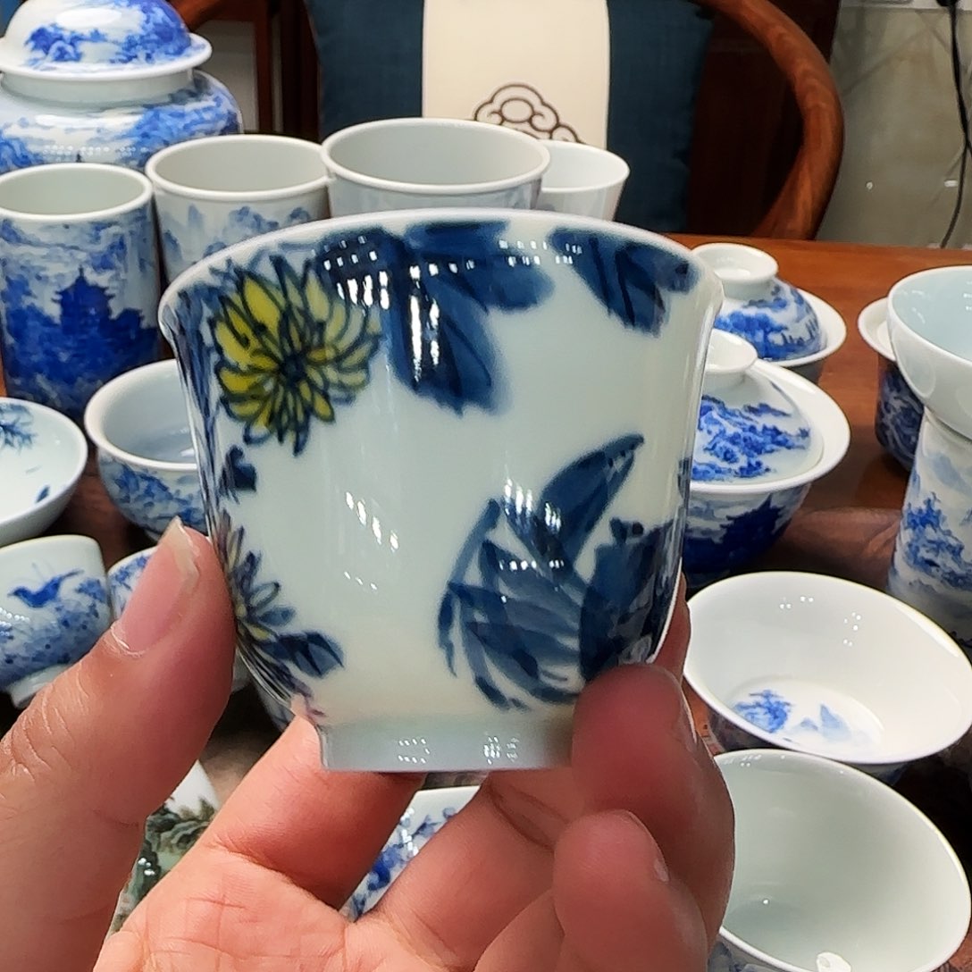 张玲玲手绘菊花黄蟹儿肥