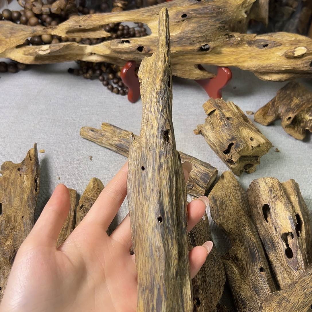 沉香手把件半*水兰香虫漏47克