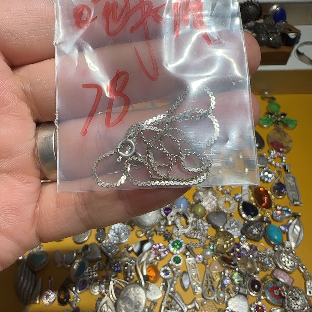 吻***泪大理石纯铜吊坠的设计也是