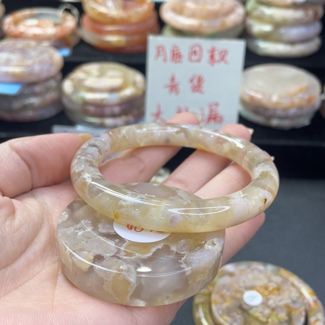 未镶嵌手镯石英质玉凸**。56/