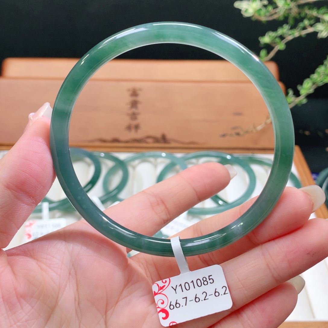 翡翠手镯未镶嵌天然