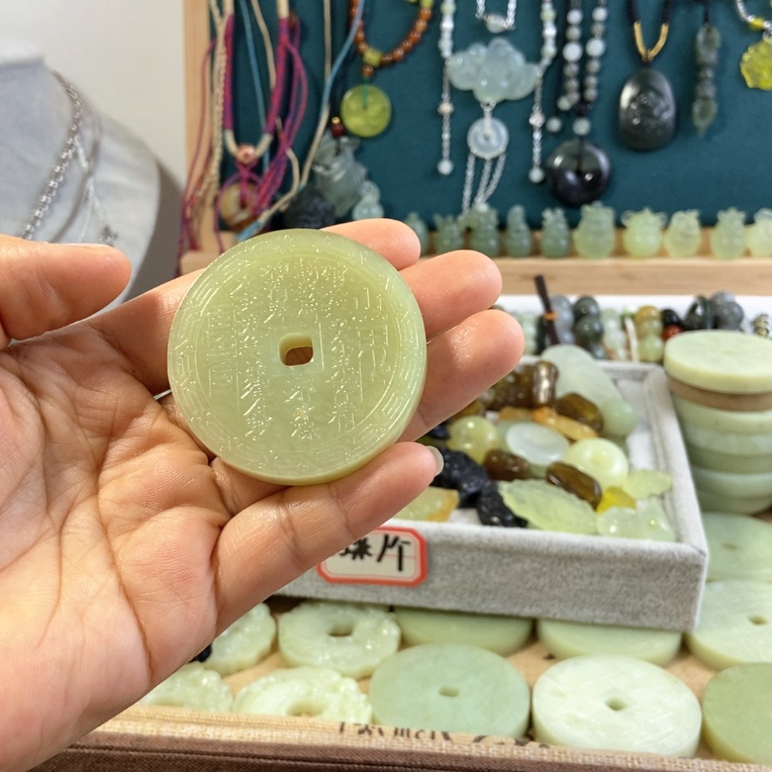 蛇纹石玉颈饰未镶嵌