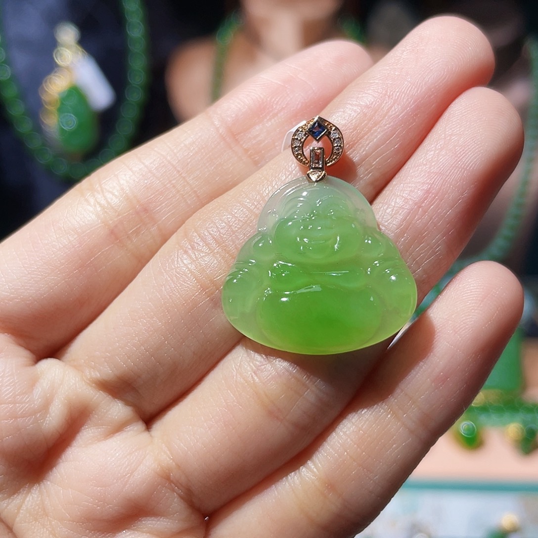 颈饰18K金镶嵌和田玉（碧玉）