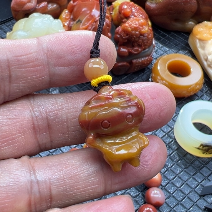 石英质玉（黄龙玉）颈饰未镶嵌