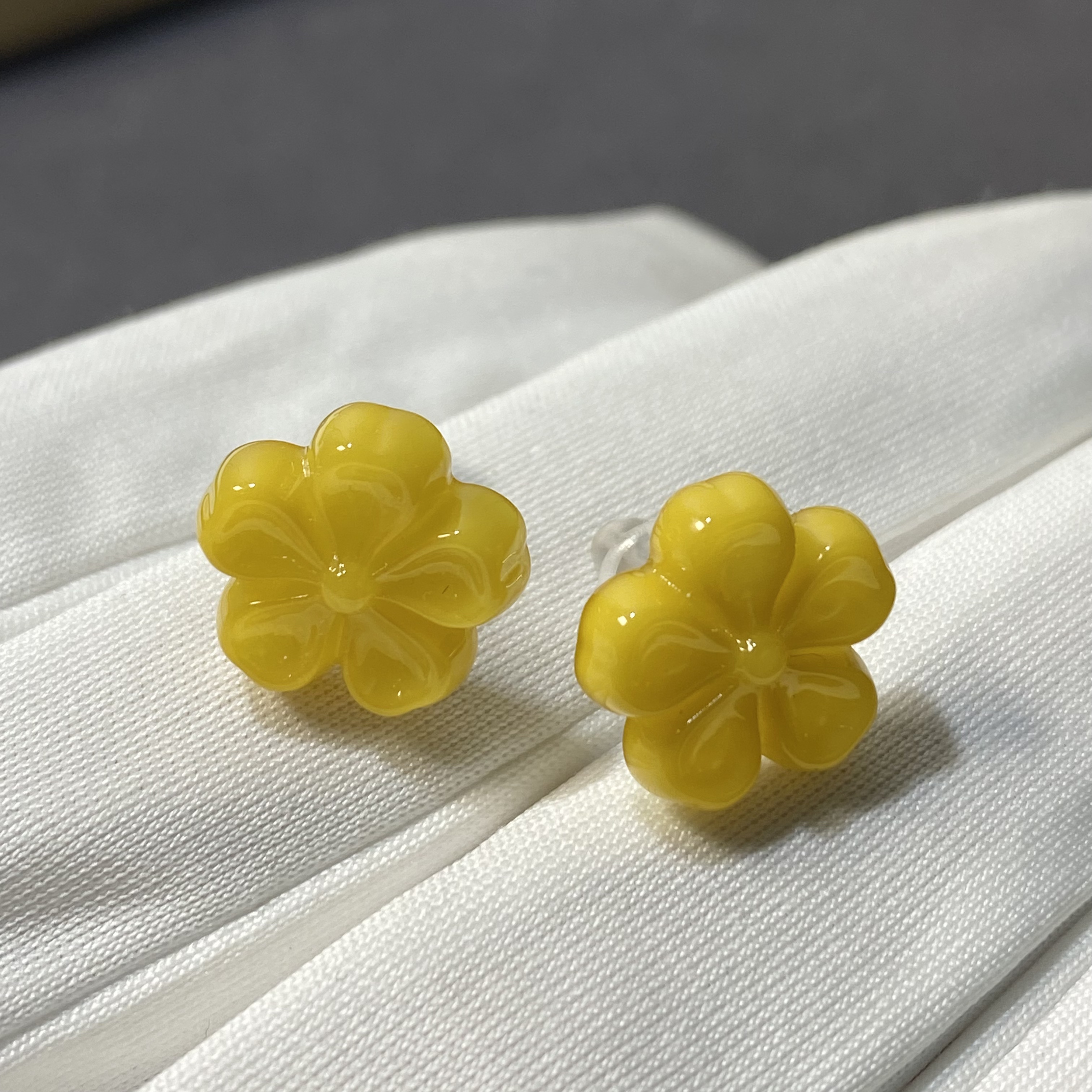 【Y】 ZX142305蜜蜡花花银镶耳钉