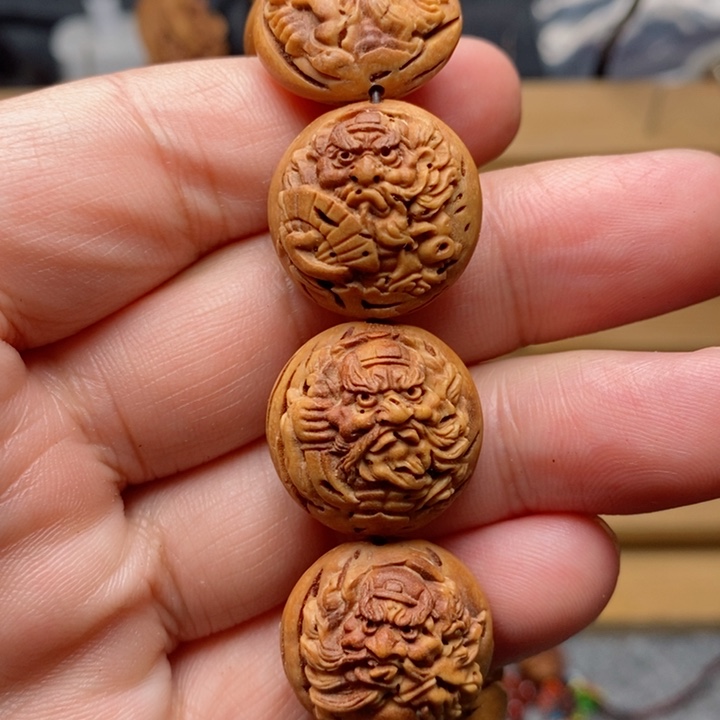 桃核雕刻钟馗手串