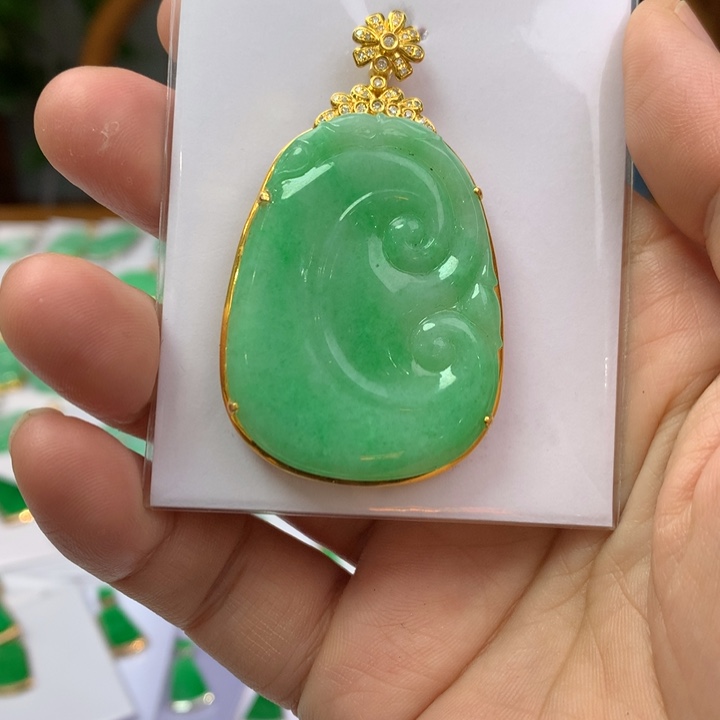 翡翠颈饰18K金镶嵌翡翠吊坠