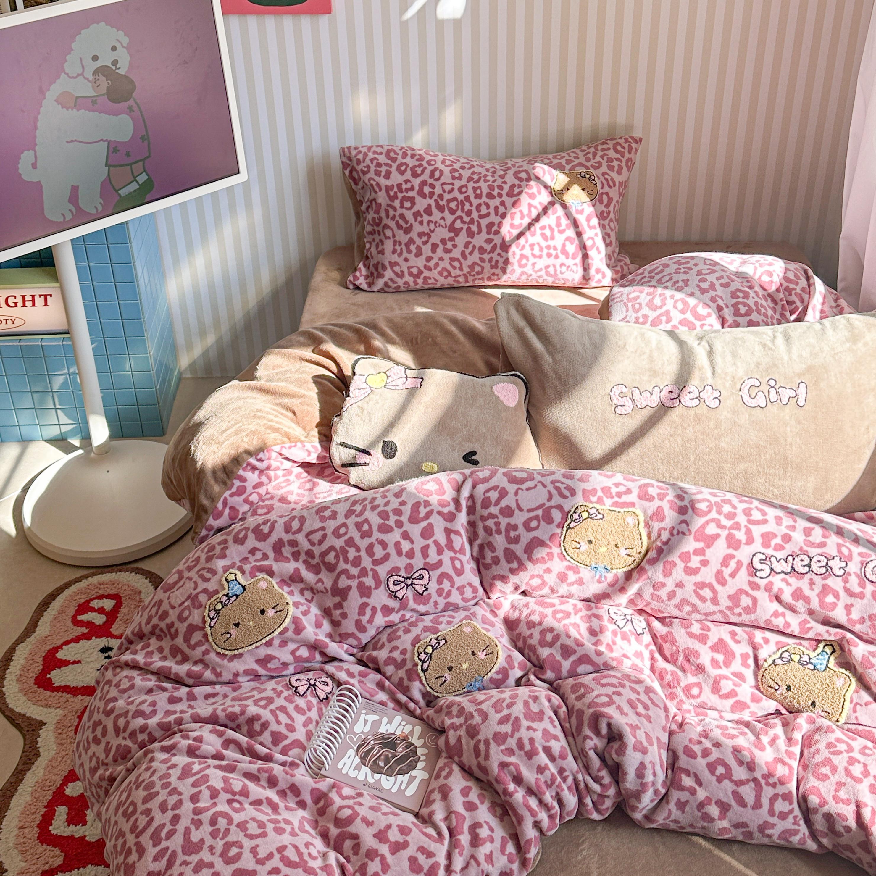 猫咪日记豹纹蝴蝶结加厚牛奶绒毛巾绣猫咪四件套软糯床品三件套