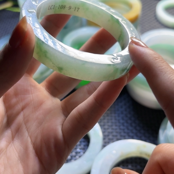 定制翡翠不退不换未镶嵌小****。