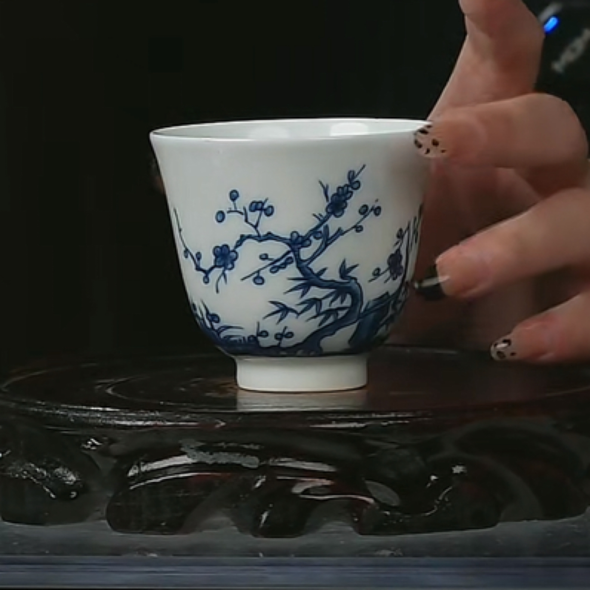 Y青花花卉诗题纹杯