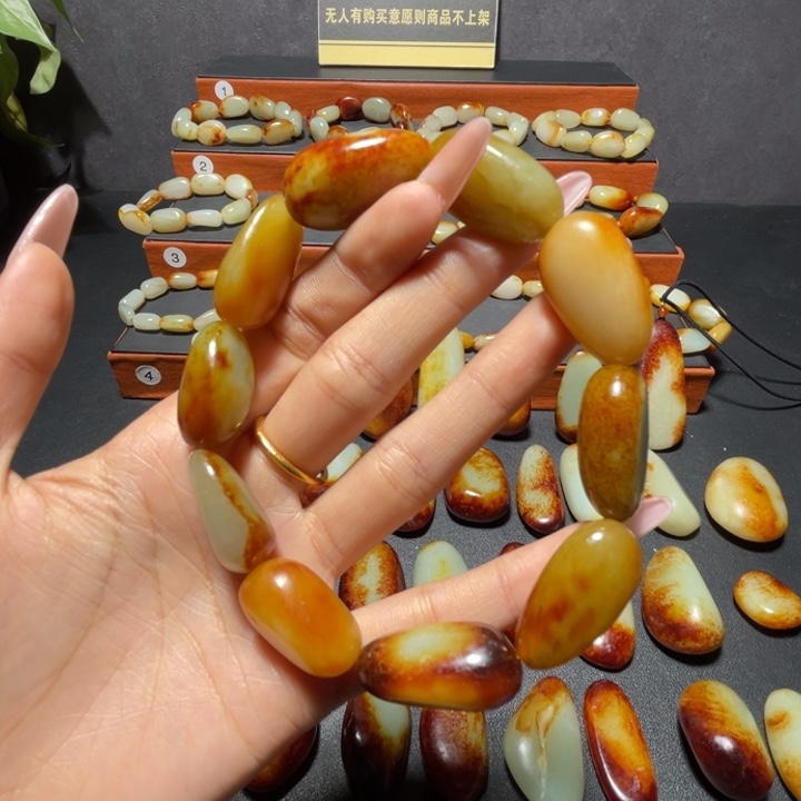 李***和田玉未镶嵌颈饰