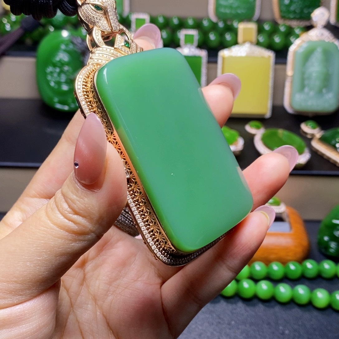 幸***觉和田玉18K金镶嵌挂件