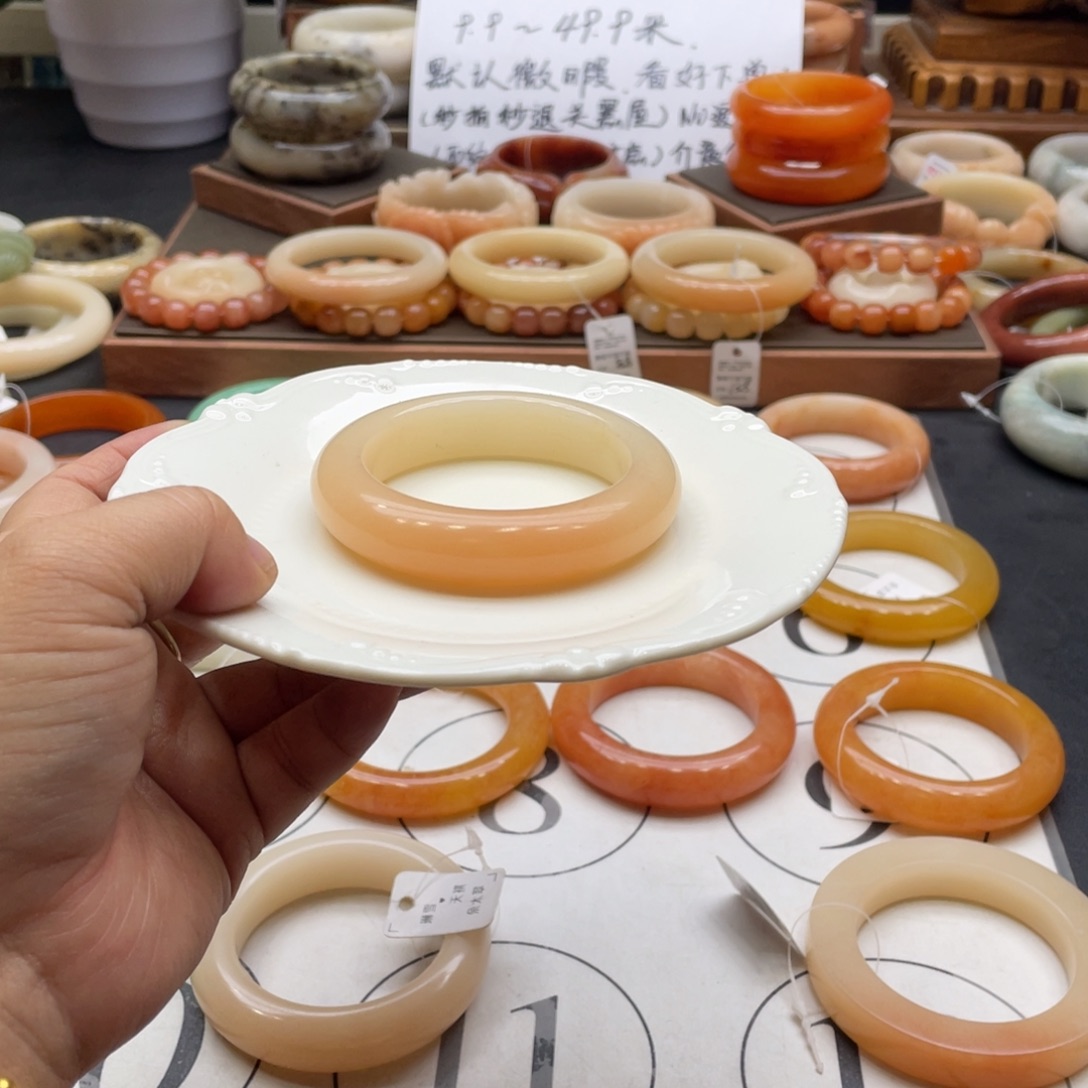 尔***。石英岩玉未镶嵌手镯