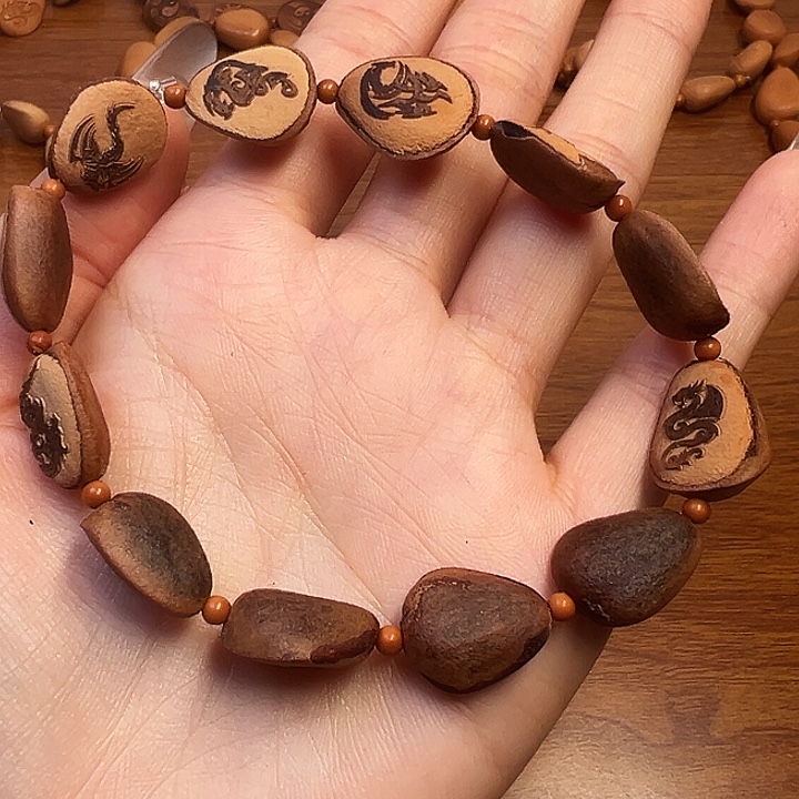 芙***芙松木松子手串浮雕龙纹