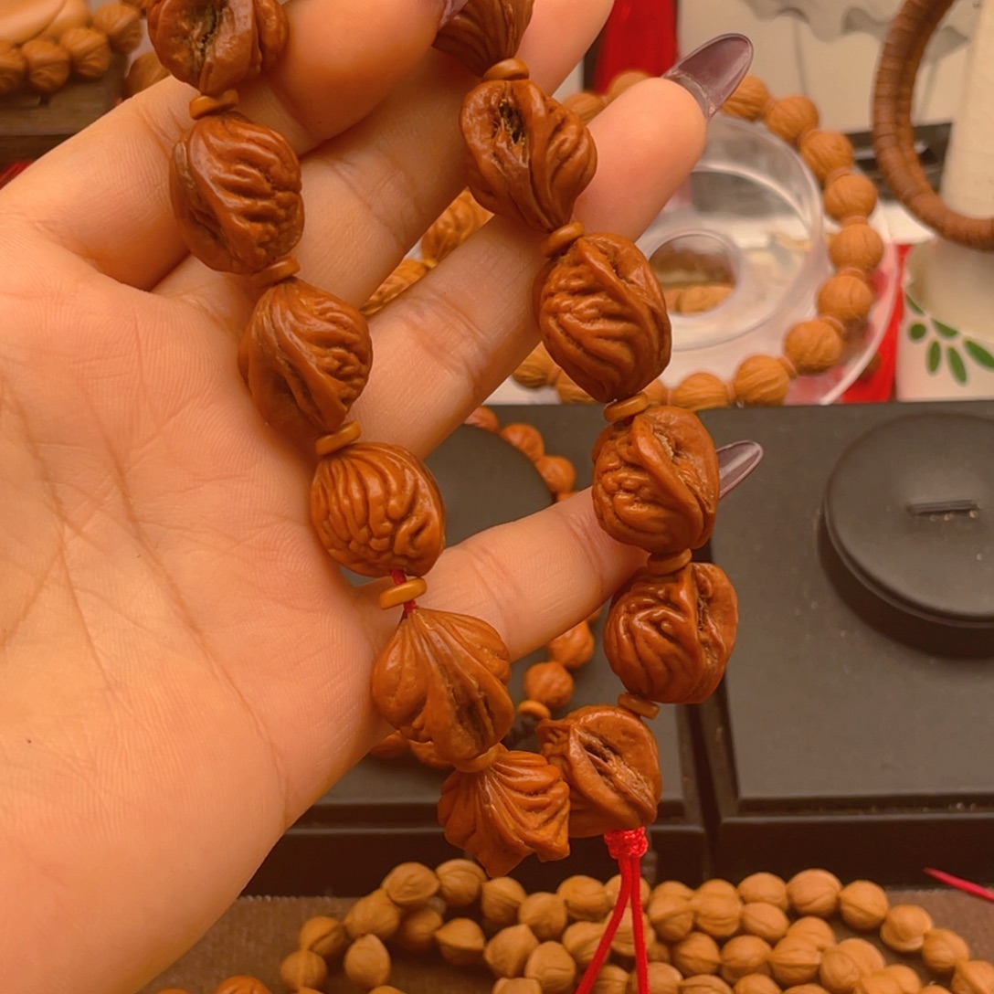 花***林桃核手串红红火火。红红火火