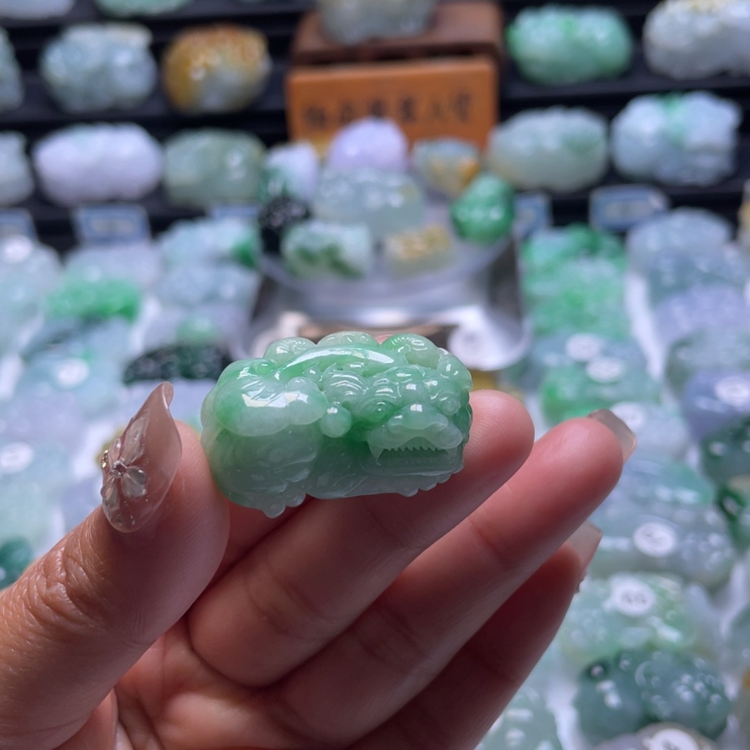 翡翠颈饰未镶嵌貔貅