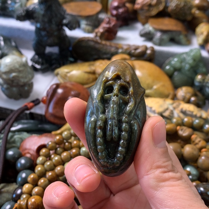 未镶嵌岫岩河磨玉（透闪石质玉）把件