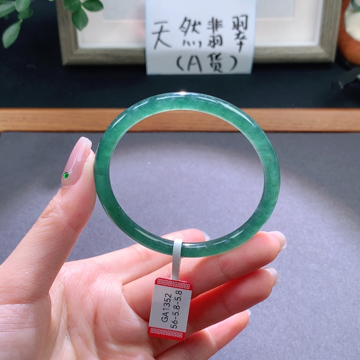 翡翠手镯未镶嵌天然翡翠手镯