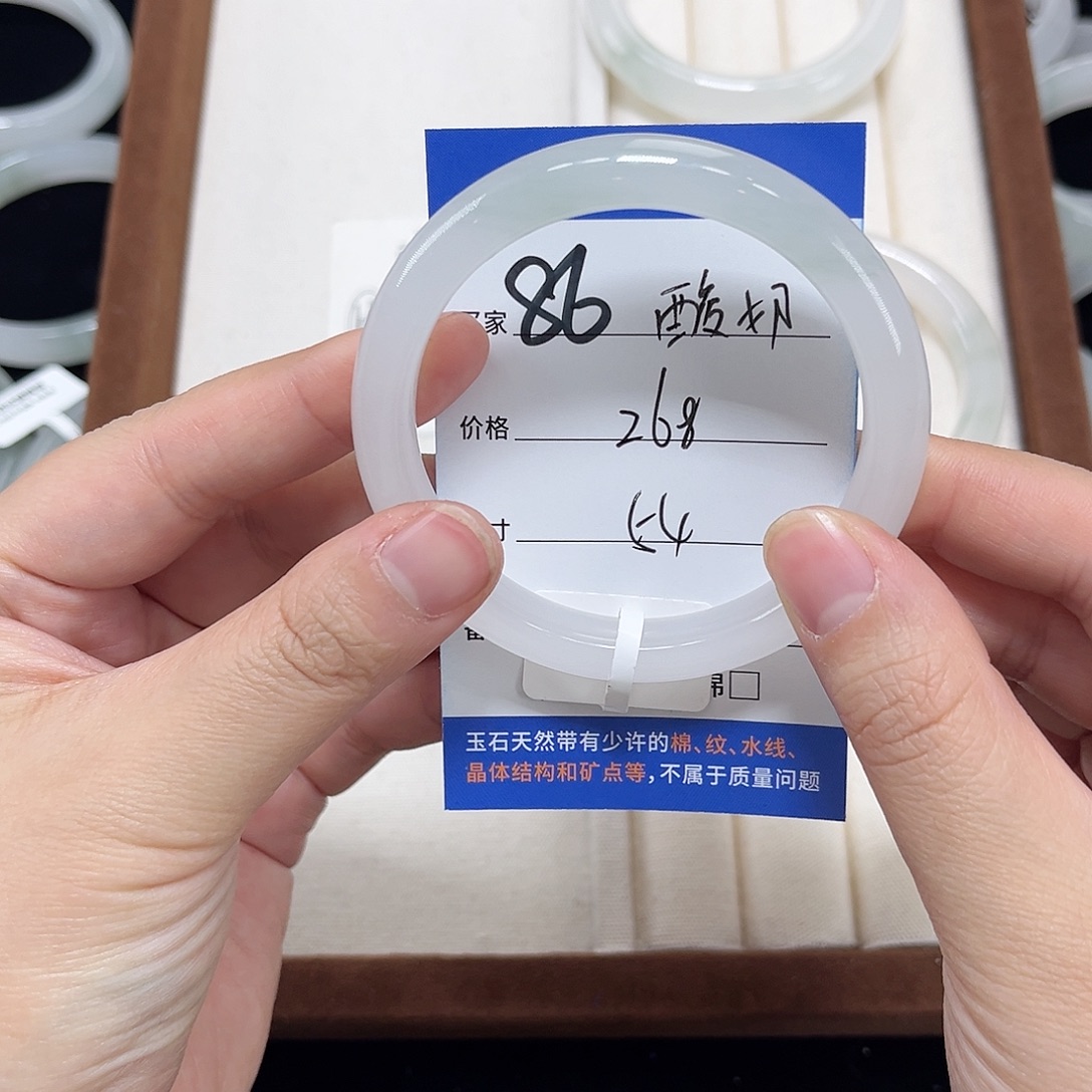 酸***奶石英质玉未镶嵌手镯