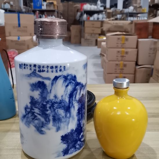5斤装青花酒瓶2个，送一个小黄坛