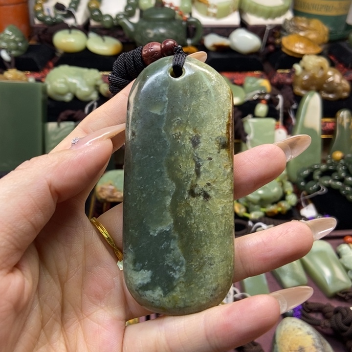 未镶嵌岫岩老玉（透闪石质玉）把件