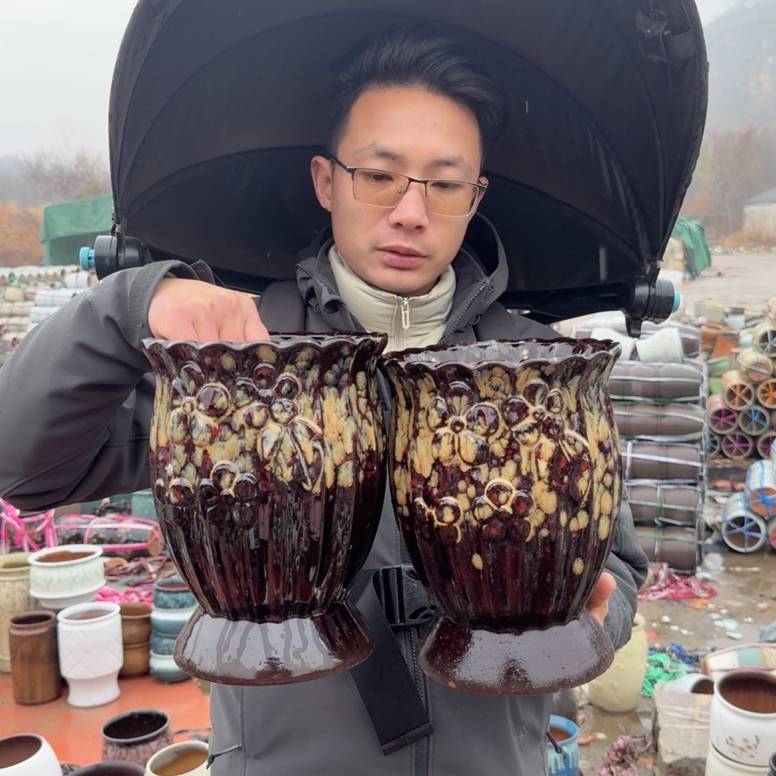 紫砂花盆口18高24（两个胡巴家族奖杯红色