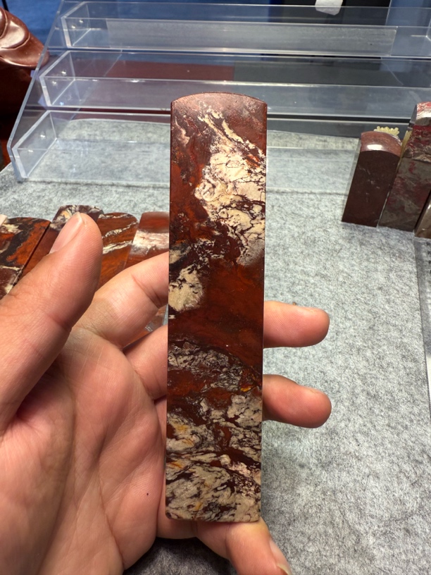 昌化朱砂冻软印章，颜色鲜艳，外观非常漂亮，尺寸很大