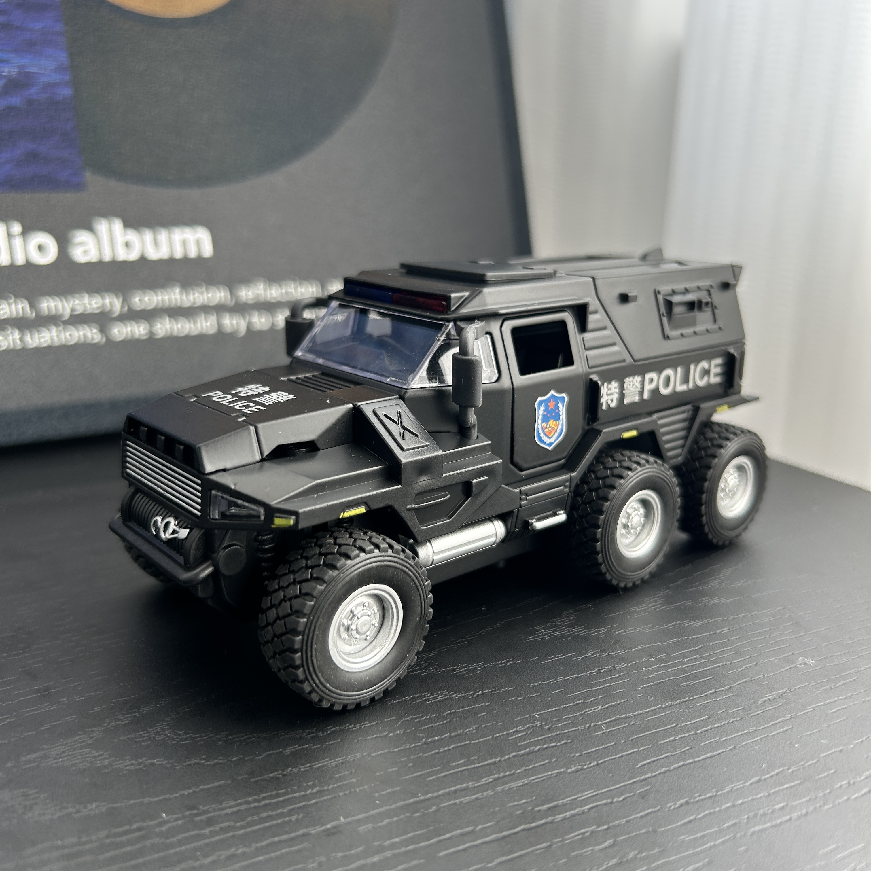 大众1:32合金声光特警车六开门回力车