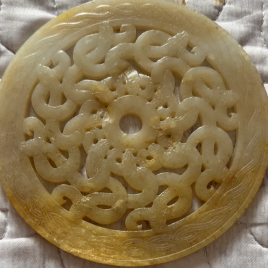镂空雕翅龙纹饰壁