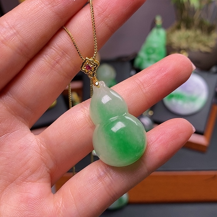翡翠未镶嵌吊坠(赠链)