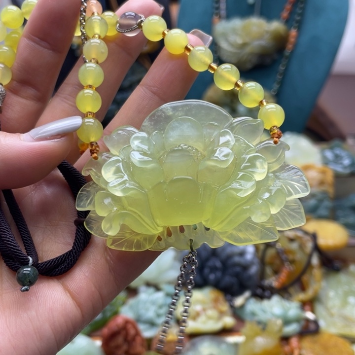 蛇纹石玉未镶嵌颈饰