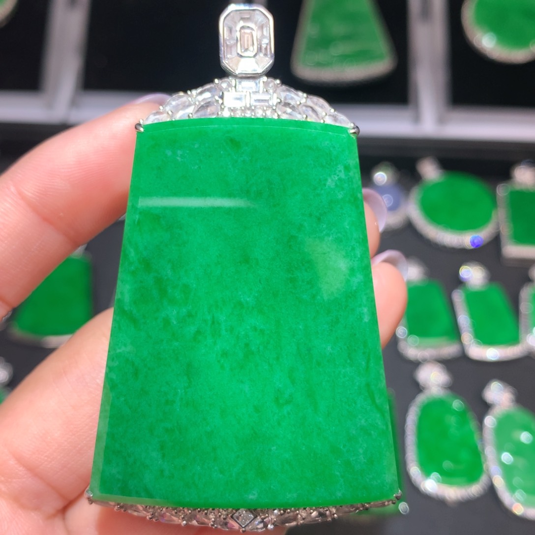 翡翠颈饰18K金镶嵌翡翠