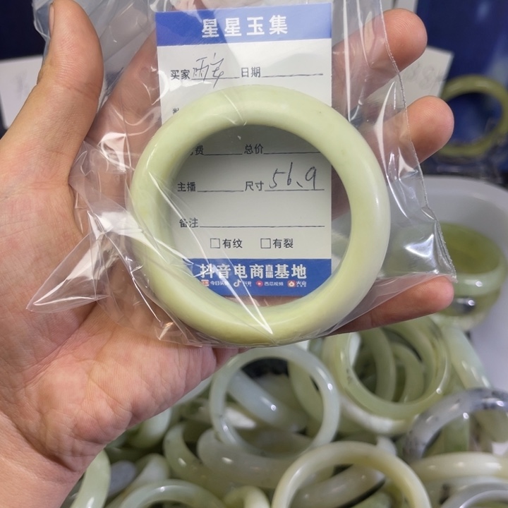 蛇纹石玉手镯未镶嵌雨*