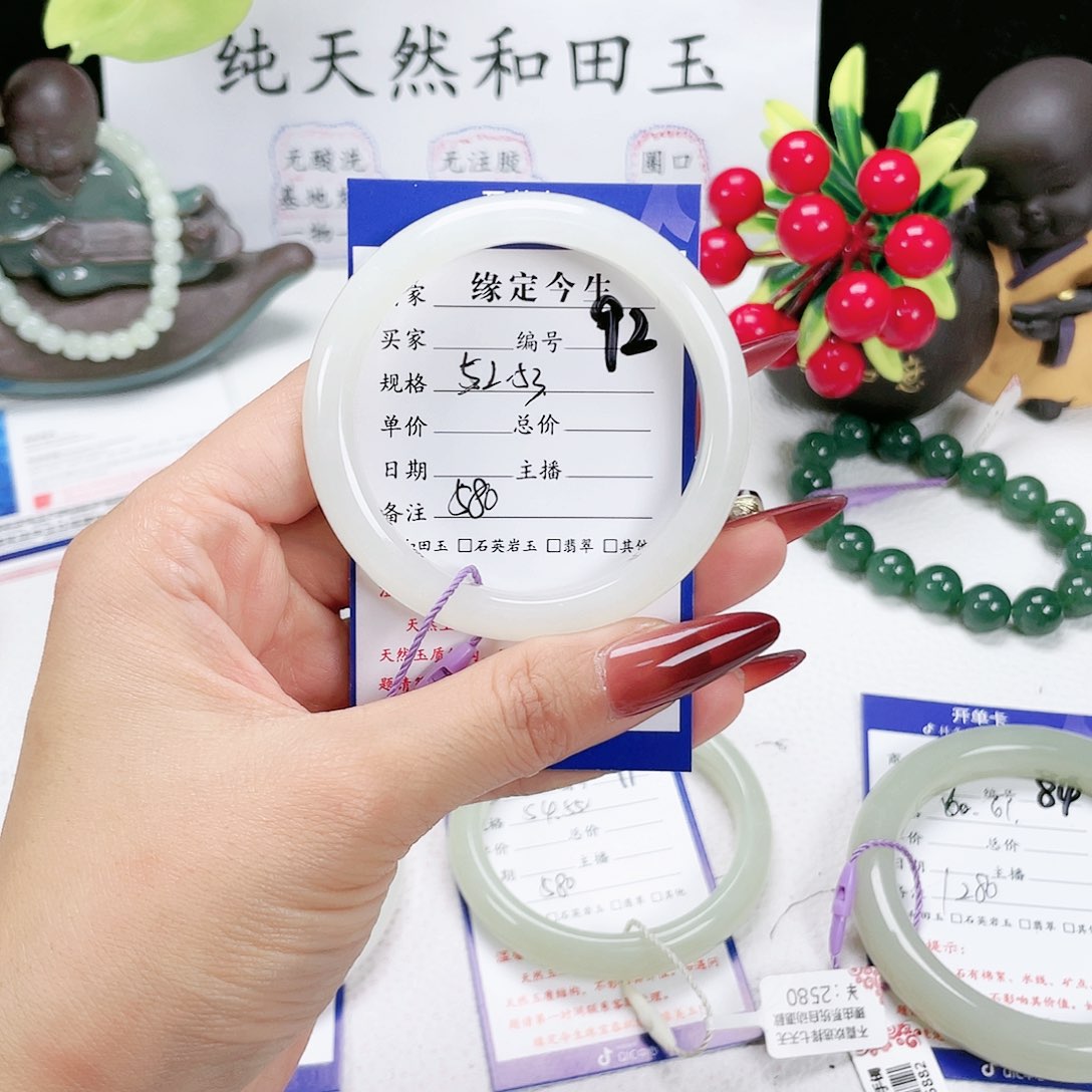 和田玉手镯未镶嵌