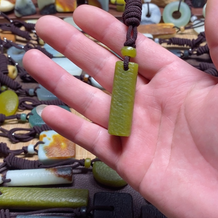 蛇纹石玉挂件未镶嵌